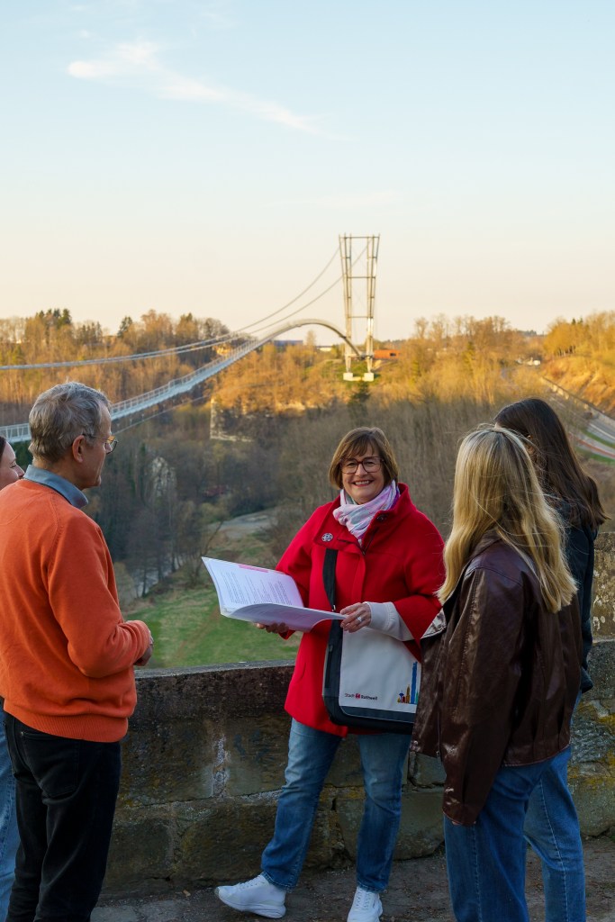 Neckarline Stadtführerin Sigrid Klaiber in einer Gruppe